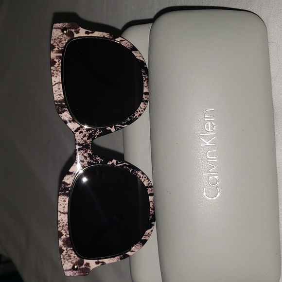 Calkin Klein sunglasses - Picture 1 of 3